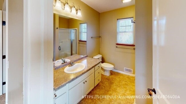 Building Photo - 1706 N Creek Cir