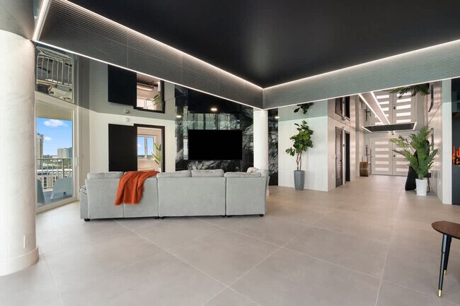 Building Photo - 8743 Thomas Dr