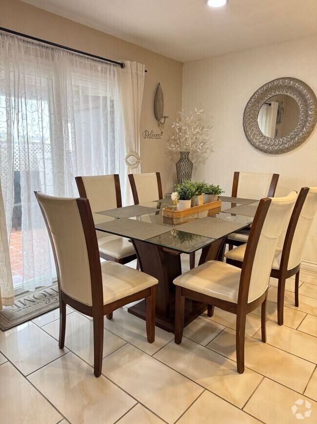 Building Photo - 2 Bed | 1 Bath | In-unit Laundry | Private...
