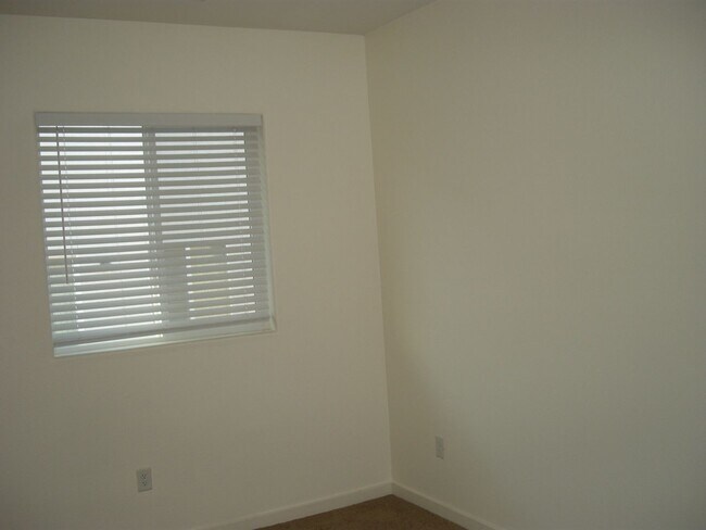 Building Photo - Three Bedroom, Two and a Half Bath Townhome Near UNR