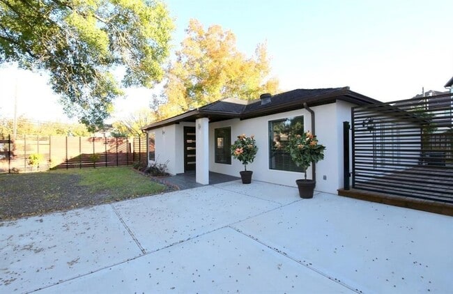 Building Photo - 5501 Aspen St