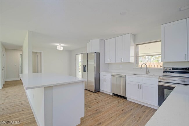 Building Photo - 372 Park Ln Dr