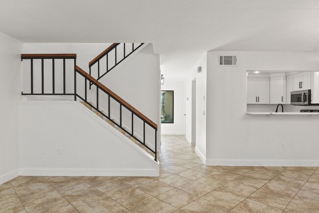 Building Photo - Charming Townhouse for Lease