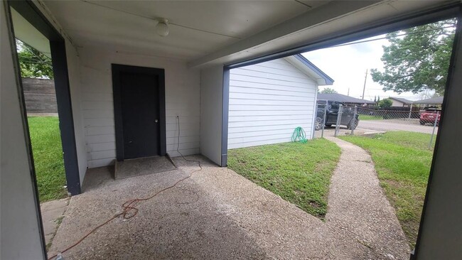 Building Photo - 11002 Melba Ln