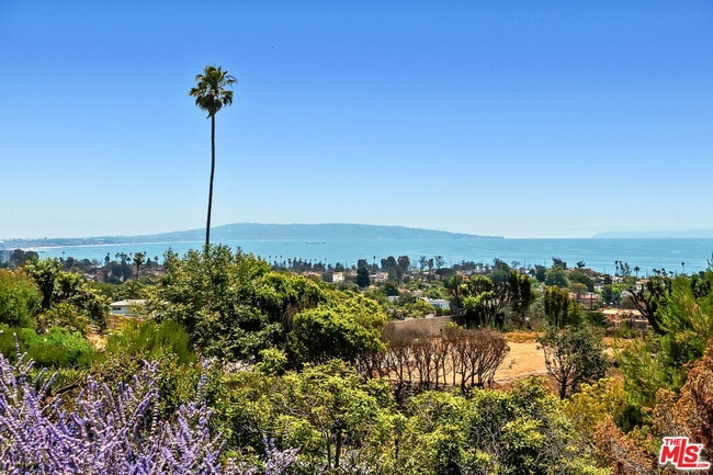 Building Photo - 1166 Las Pulgas Pl