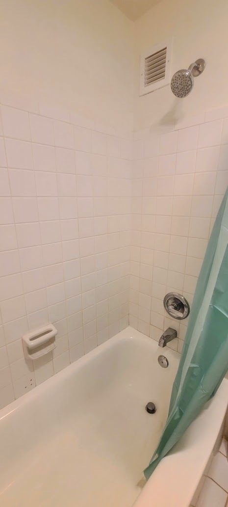 Shower/tub combo. - 3 Island Ave