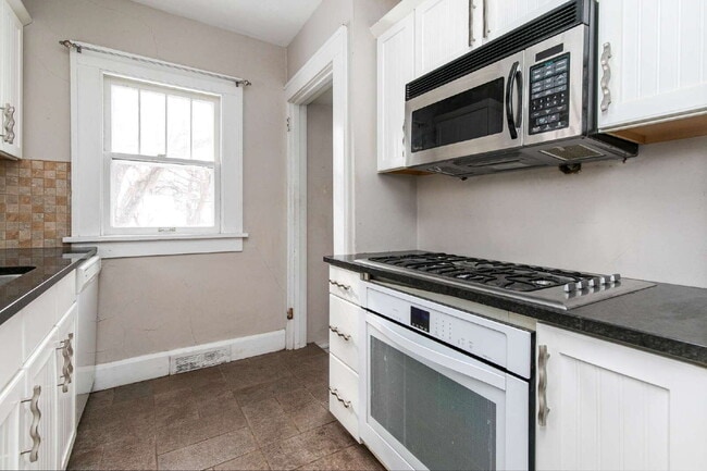 Building Photo - Charming 2-Bedroom Home minutes from everything!