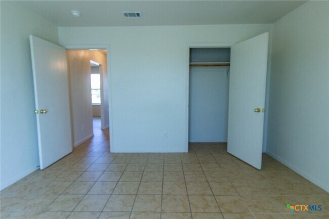 Building Photo - 400 Justin Ln