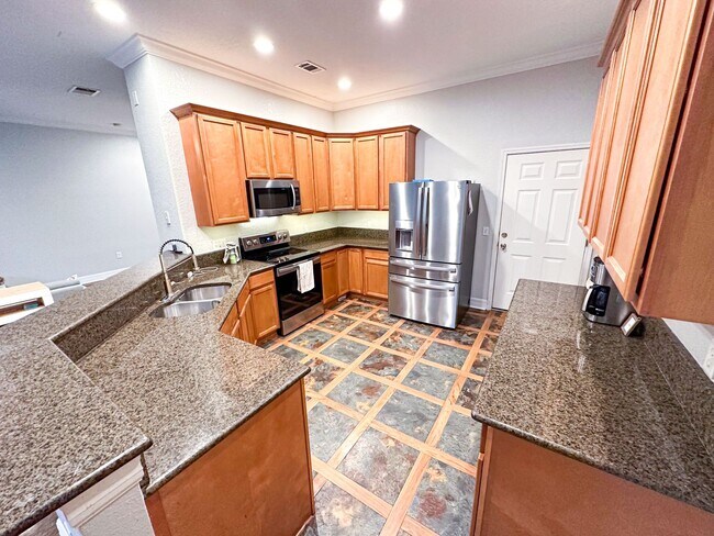 Building Photo - 3 Bed/ 2.5 Bath Pet Friendly Home!