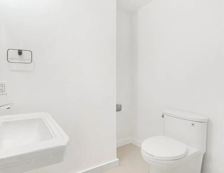 Building Photo - 1010 SW 2nd Ave