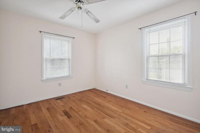 Building Photo - 3010 Mozart Dr