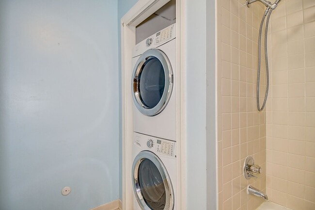 Building Photo - DOWNTOWN NORFOLK TOWNHOUSE