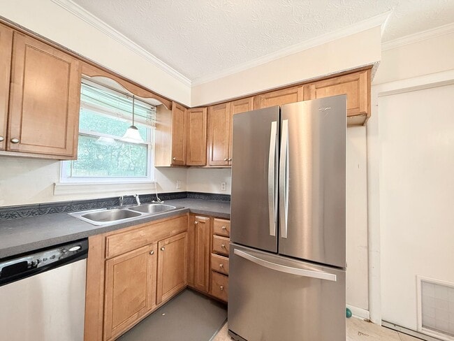 Building Photo - Spacious Living, Modern Updates & Fully Fenced Yard
