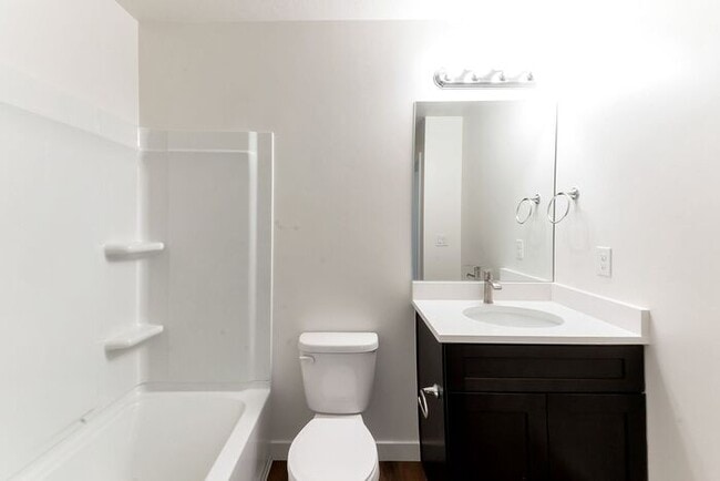 Building Photo - Remodeled Vineyard Townhome w/ 2 Car Garage