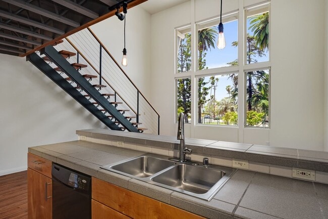 Building Photo - Trendy Live Work Loft Kensington Park Plaza