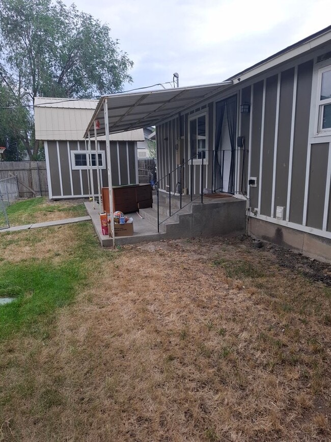 Building Photo - 3 Bed, 2 bath house with  carport