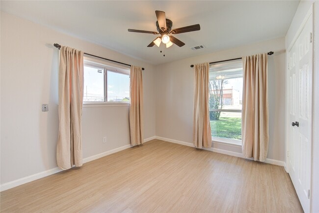 Building Photo - 1120 Mahlmann St