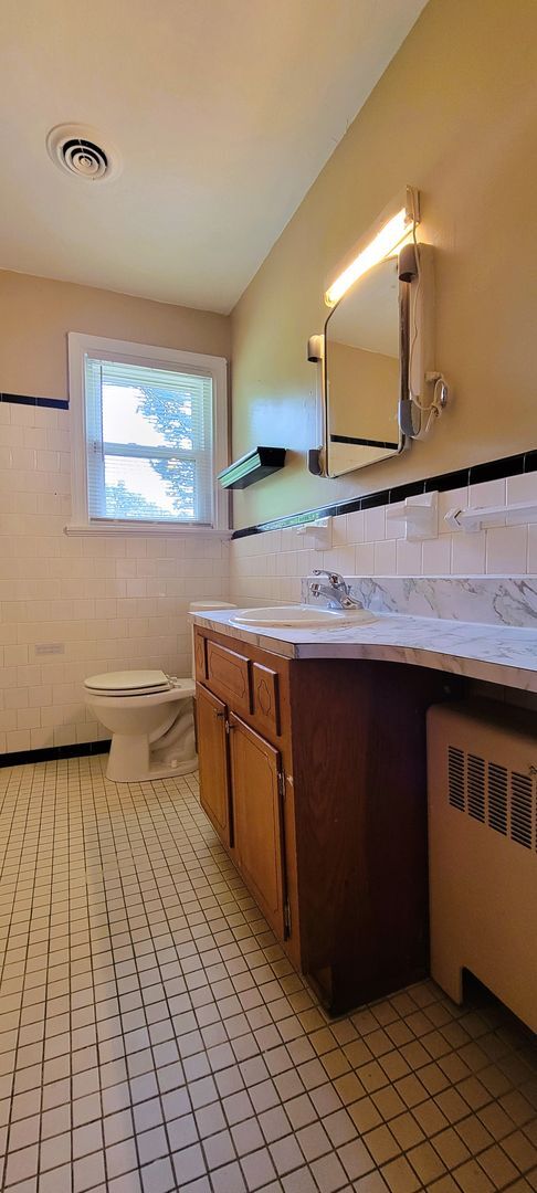 Building Photo - Brick ranch in Southside with large privat...