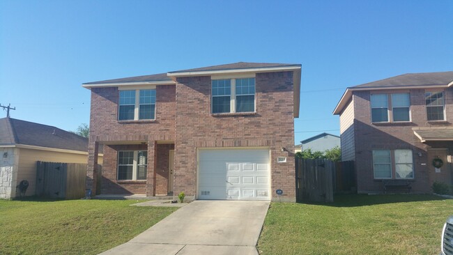 Building Photo - Large 5 bedroom 2.5 bath fresh paint, new ...