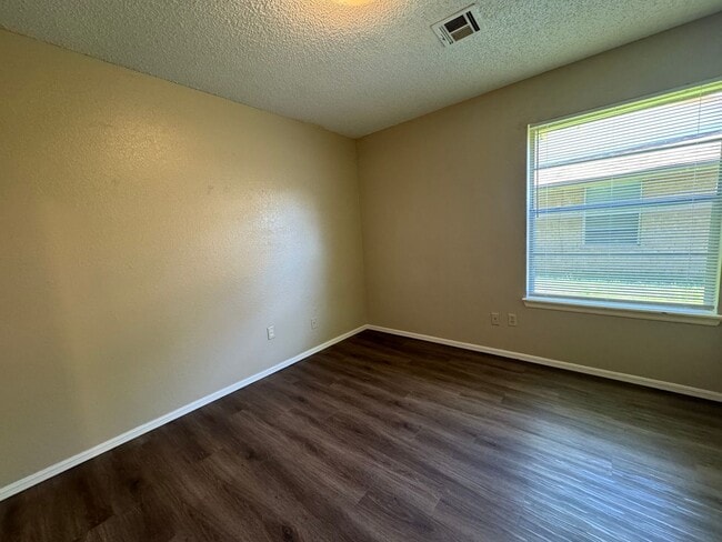 Building Photo - 125th East Ave. Duplex