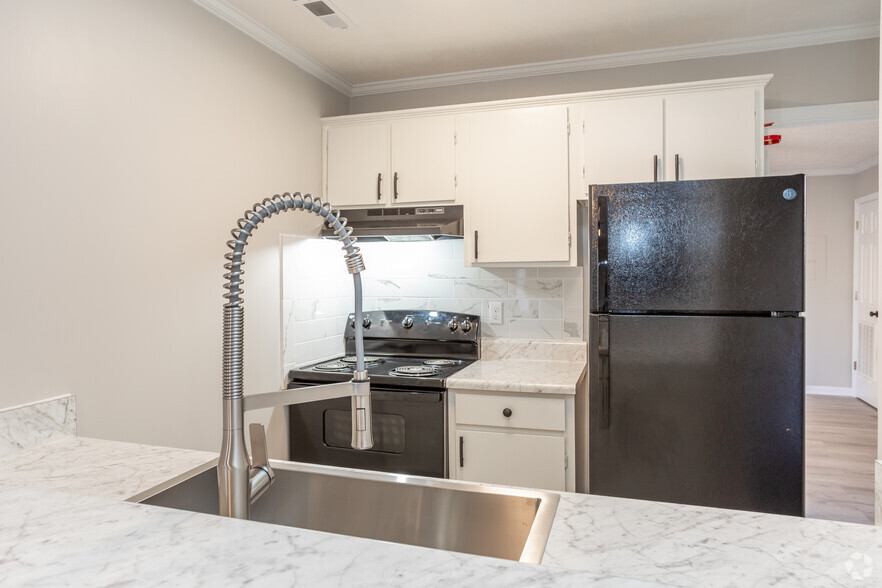 1BR, 1BA - 700SF - Kitchen - Century Oaks Apartments