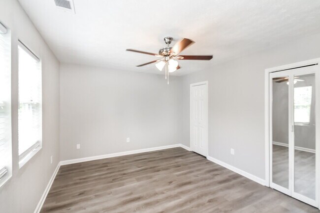 Building Photo - 5897 Brookside Dr SE