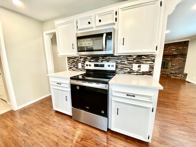 Building Photo - Freshly Updated! Roomy 3-Bedroom Home in J...