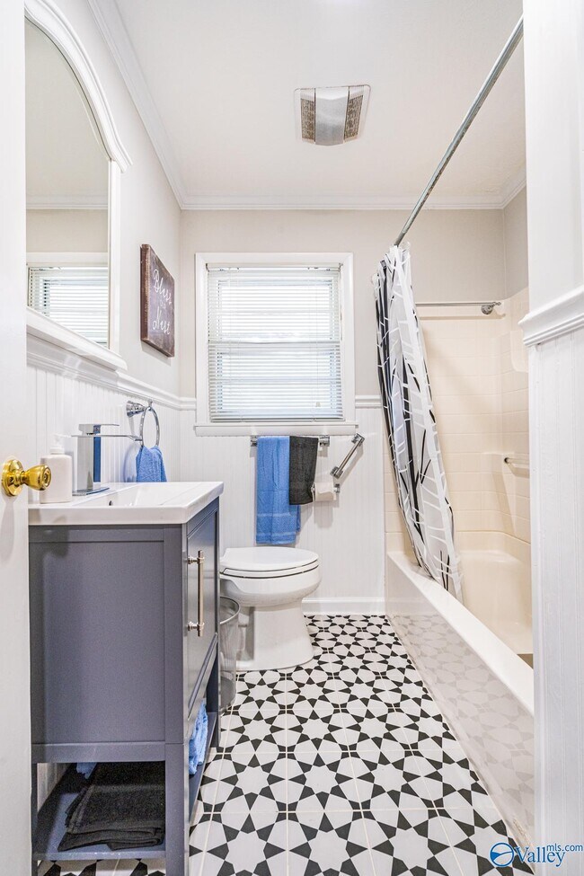 Building Photo - 103 Noble Dr SE