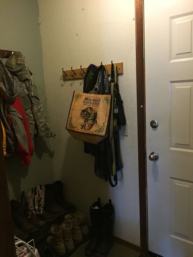 Building Photo - 2 Bedroom Condo, Pet's OK, Heat Included