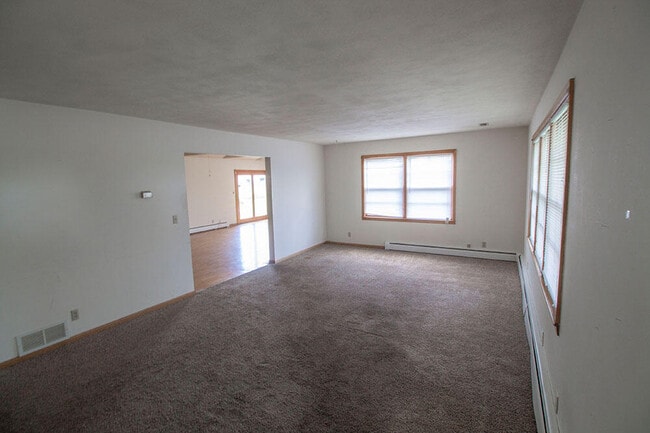 Building Photo - 1303 E Smiley Ln