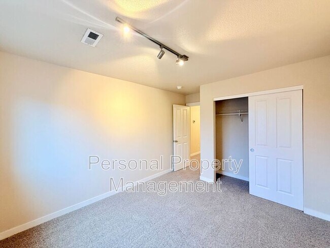 Building Photo - 6108 NE 71st Ave