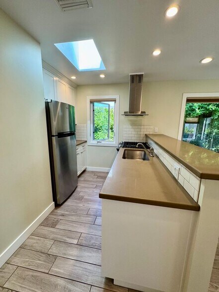 Building Photo - 10740 Aqua Vista St