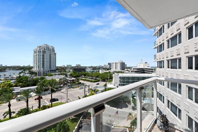 Building Photo - 3000 Holiday Dr