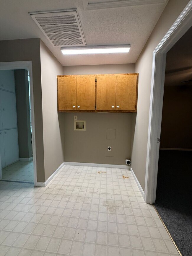 Building Photo - 2 Bedroom 1 Bath Townhome