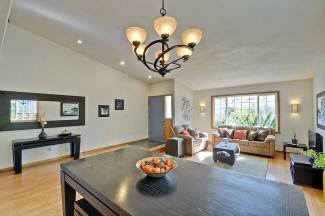 Building Photo - Gorgeous Three Bedroom Two Bathroom in San...