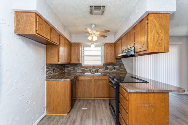 Building Photo - 3 Bedroom 2 Bath Home for Lease!