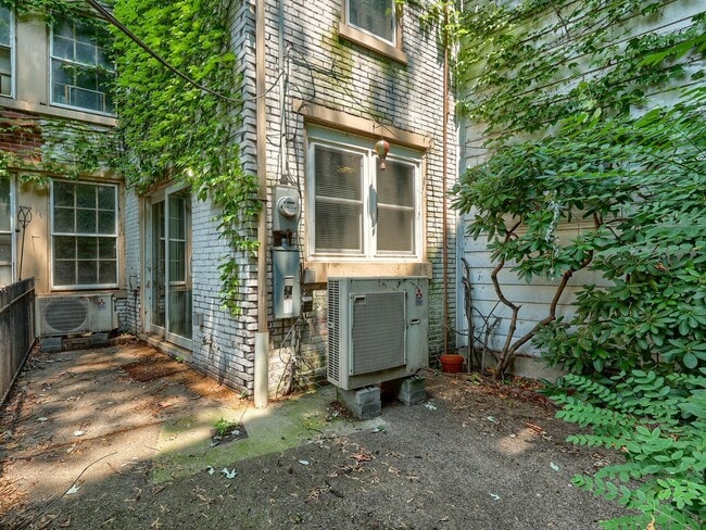 Building Photo - Spacious 3 Bedroom Single Family Home in the Capital District