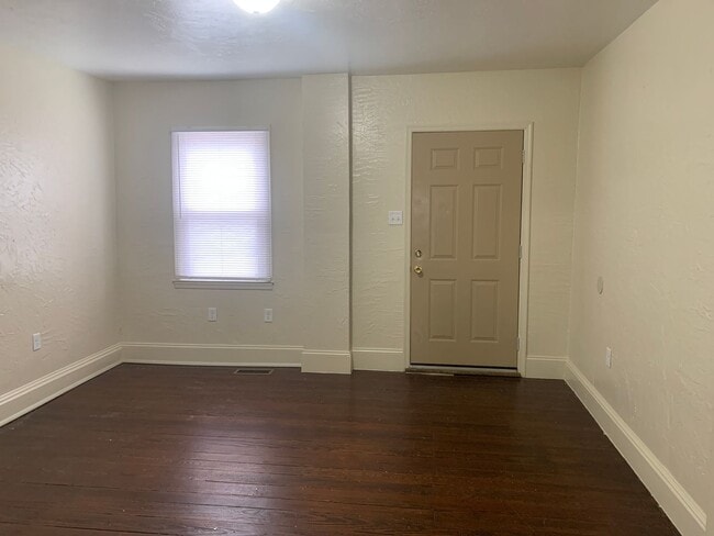 Building Photo - Semi-detached 3 bedroom 1 Bath House with Parking