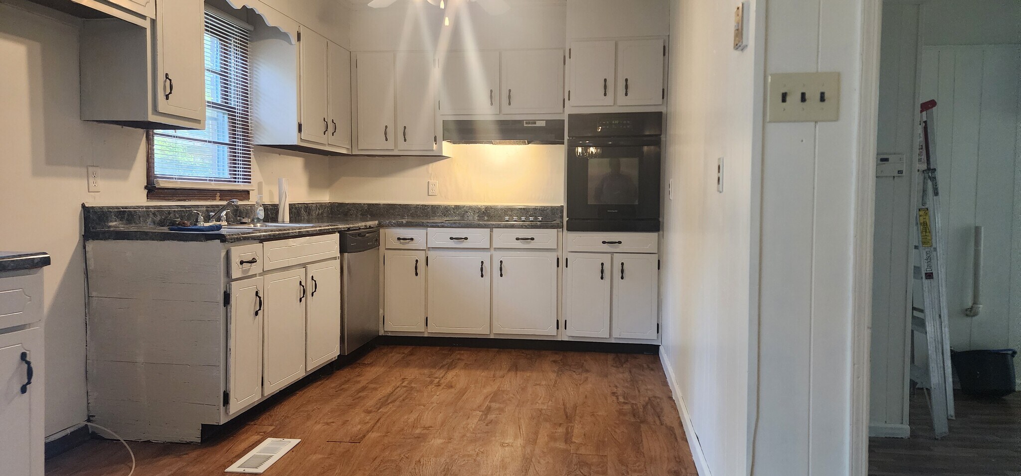 Building Photo - 1975 Thomas Drive