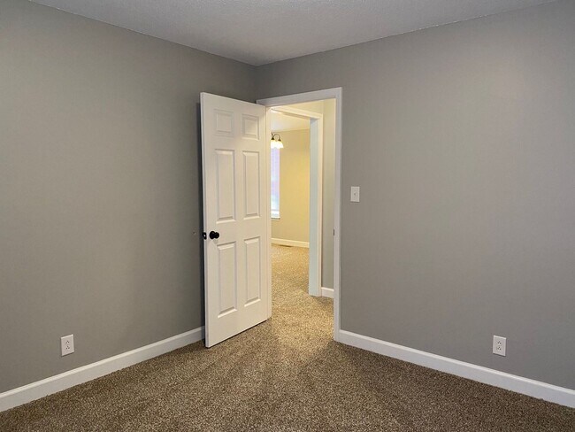 Building Photo - Newly remodeled 3 Bdr 2 Bath conveniently ...