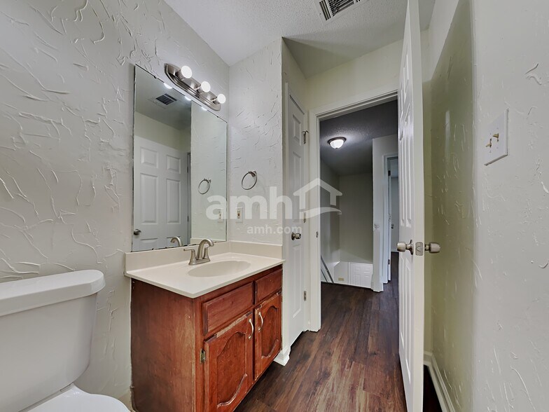 Building Photo - 3019 Long Bridge Cv