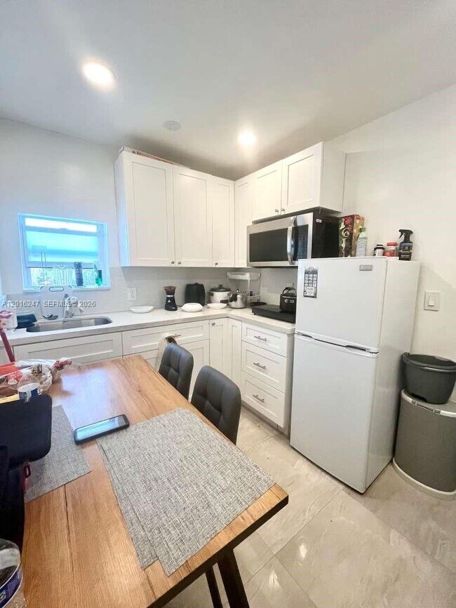 Building Photo - 6201 SW 37 Ct