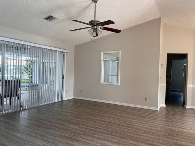 Building Photo - 3BD/2BA