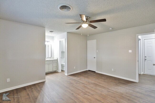 Building Photo - 4350 Bluebonnet Ct