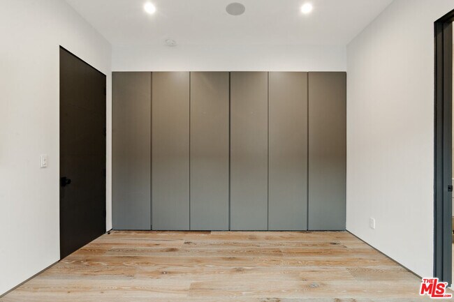 Building Photo - 738 N Harper Ave