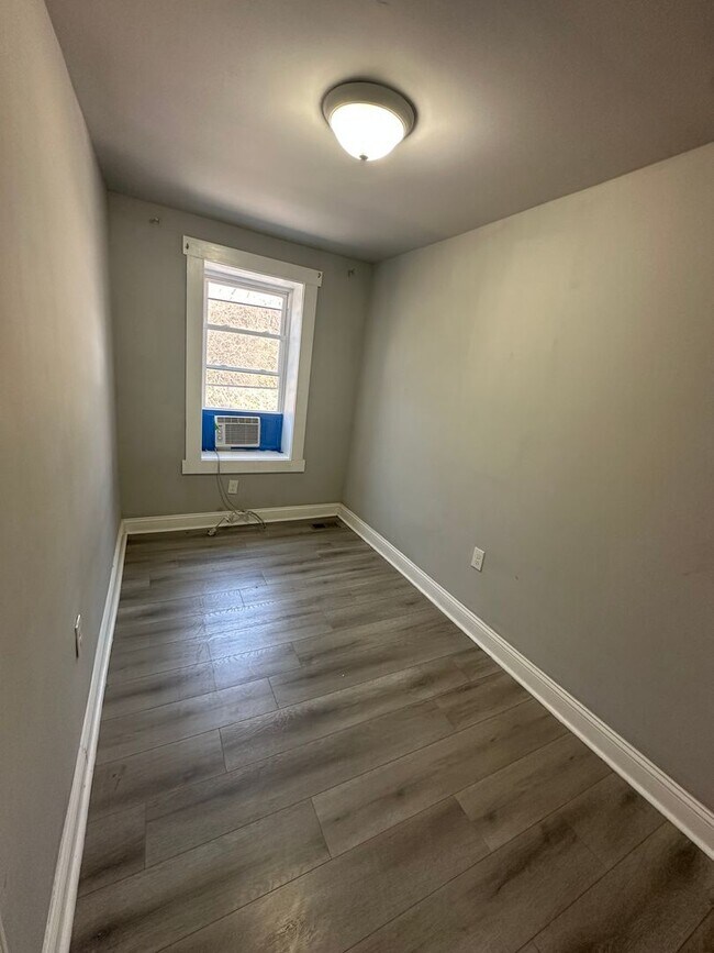 Building Photo - 2 Bed, 1 Bath Rowhome Available