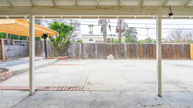 Building Photo - 5901 Hanna Ave