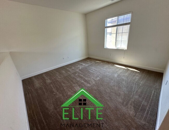 Building Photo - Spacious and Stylish 4-Bedroom Home in Des...