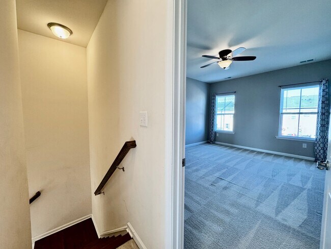 Building Photo - Available 07-08-26! Townhouse w/Garage - Pet Friendly - All Appliances Convey!