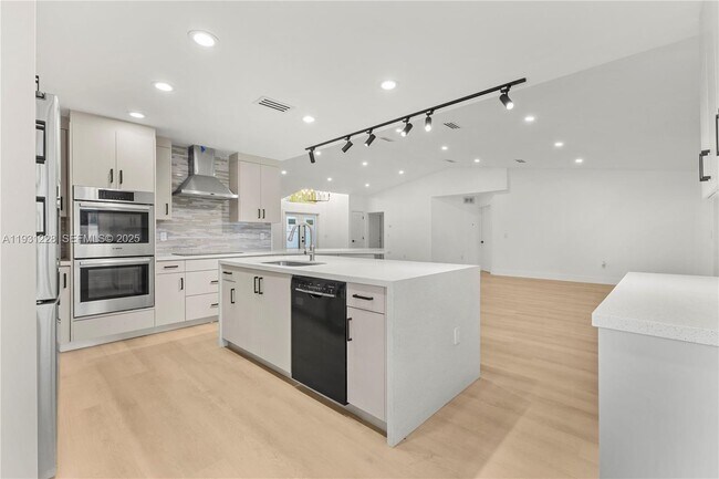 Building Photo - 16859 Crestview Ln